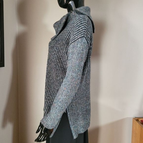Leo And Nicole Sweater Size M - Picture 2 of 6
